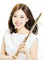 フルートを持つ北村美奈